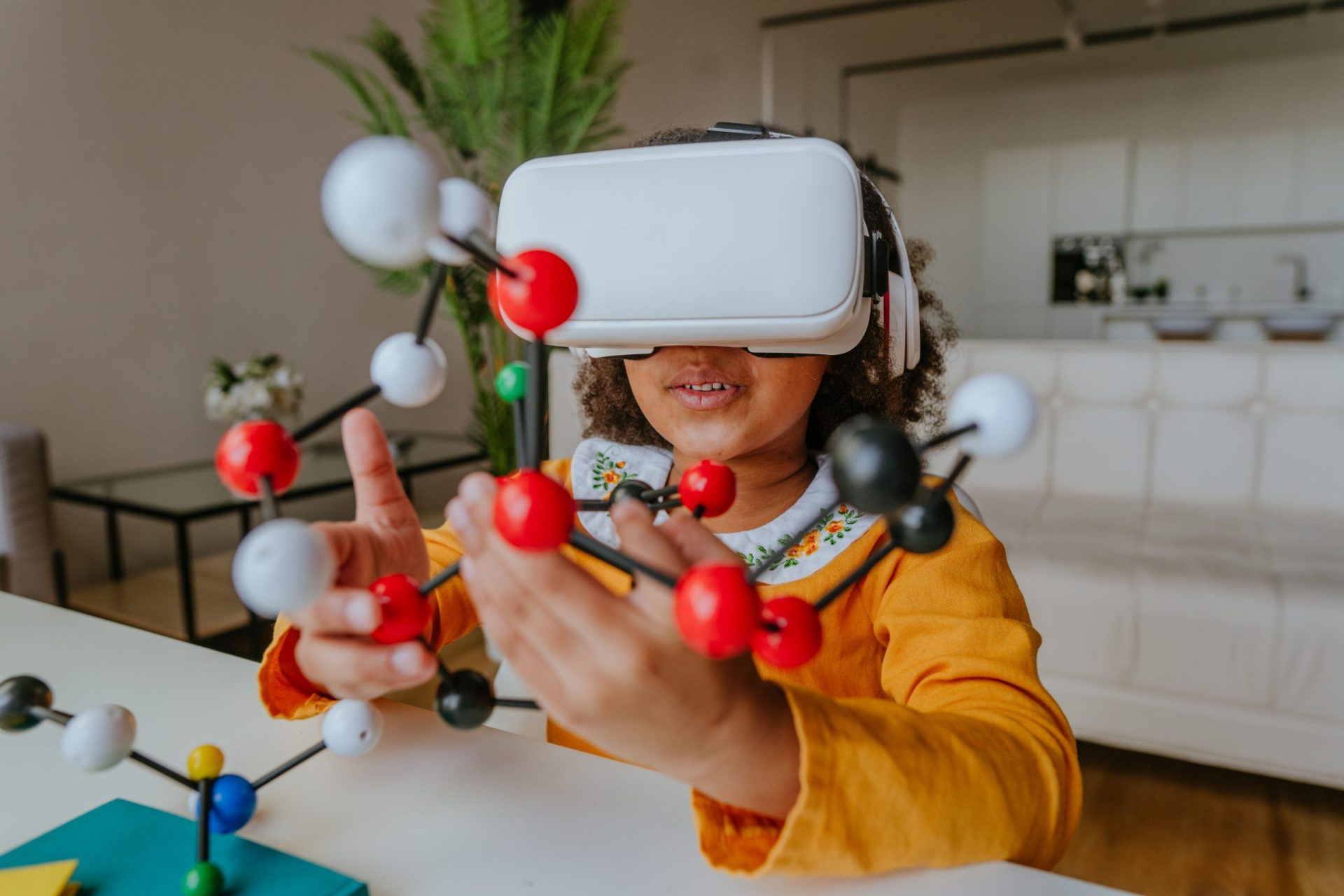 Online Egitimde Sanal Gerceklik VR Nasil Kullanilir scaled